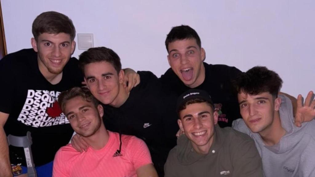 Gavi, junto a varios amigos del Barça, en un cumpleaños