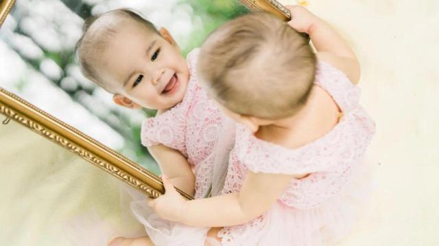 Una niña mirándose al espejo | PEXELS