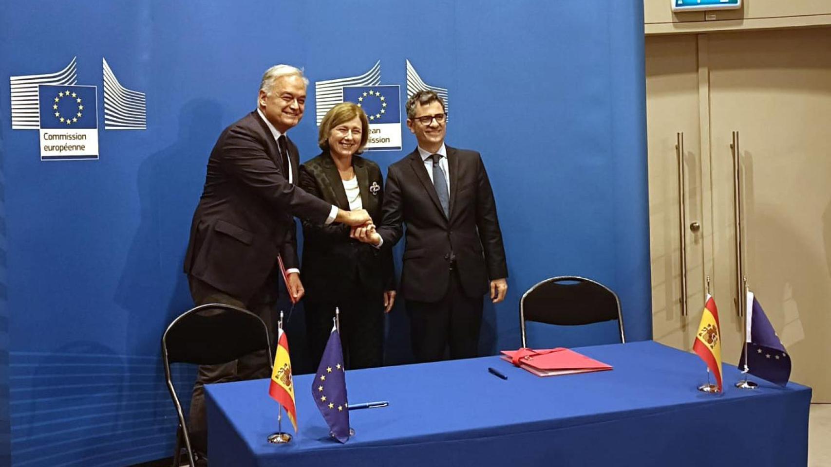 El vicesecretario de Institucional del PP, Esteban González Pons; la vicepresidenta de la Comisión Europea, Vera Jourová, y el ministro de Presidencia, Justicia y Relaciones con las Cortes, Félix Bolaños