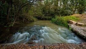 Un puente sobre un río en la montaña