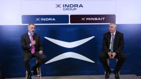 El presidente de Indra, Marc Murtra (izq.), y el consejero delegado, José Vicente de los Mozos, bajo la nueva identidad corporativa del grupo / INDRA