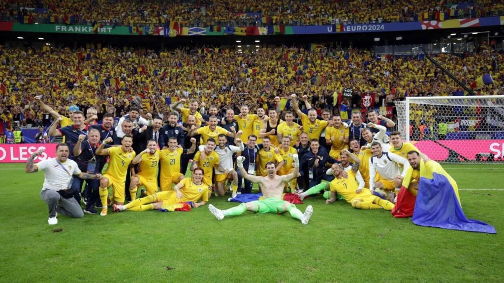 La selección de Rumanía celebra el pase a octavos de final