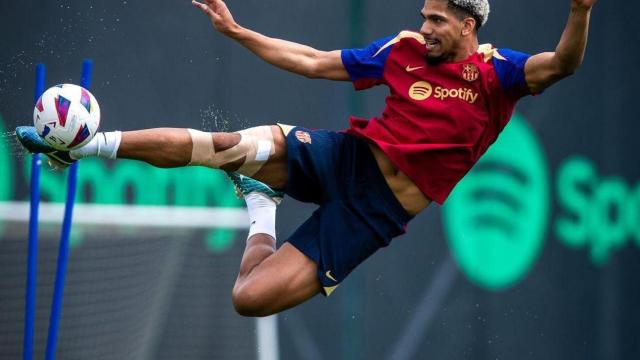 Ronald Araujo realiza un remate acrobático en un entrenamiento del Barça.jpg