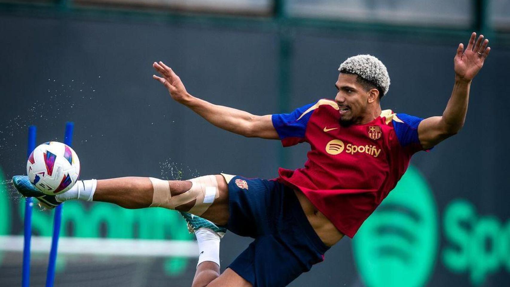 Ronald Araujo realiza un remate acrobático en un entrenamiento del Barça