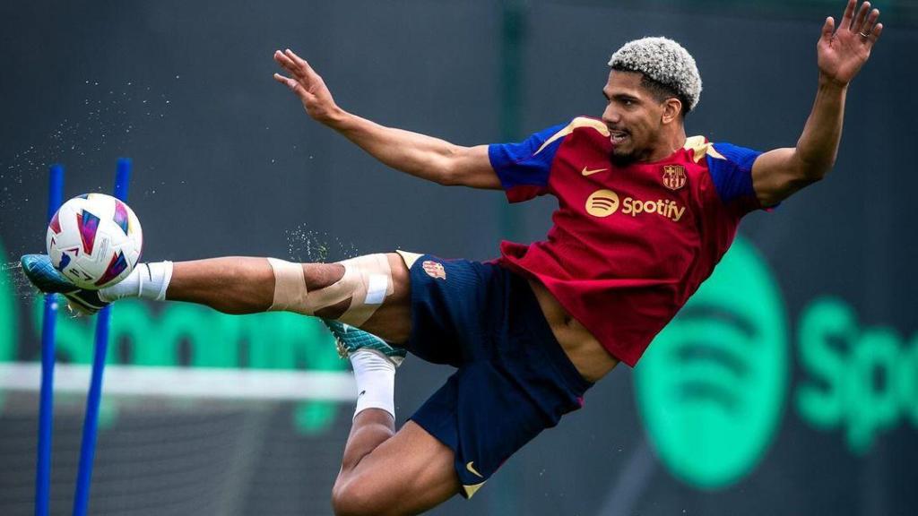 Ronald Araujo realiza un remate acrobático en un entrenamiento del Barça.jpg