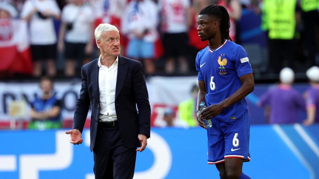 Didier Deschamps habla con Camavinga después del Francia-Polonia
