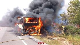 Imagen del autobús incendiado en Montblanc