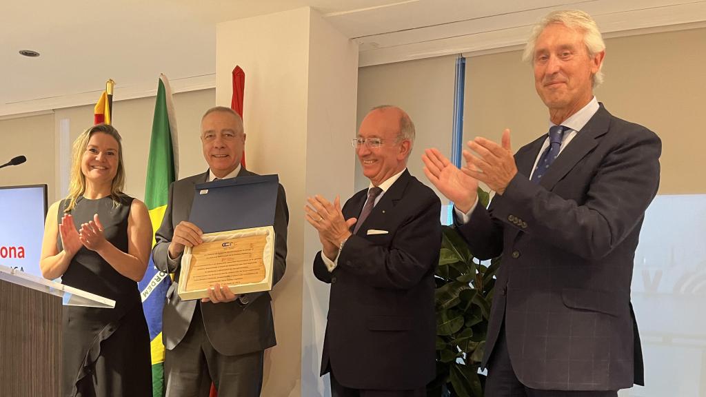 Pere Navarro recibe el premio entregado por la Cámara de Comercio Brasil-Cataluña