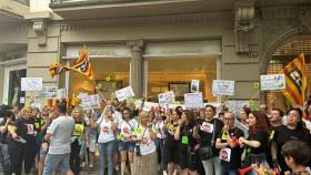 La protesta ante la tienda 'flagship' de Pronovias en Barcelona, hoy