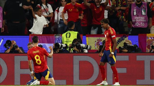 Lamine Yamal celebra el segundo gol de España contra Georgia