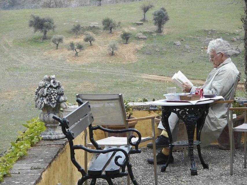 Manuel Arroyo-Stephens en su casa de la sierra de Madrid