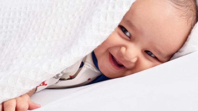 Un bebé sonriendo en una imagen de archivo