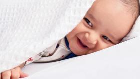 Un bebé sonriendo en una imagen de archivo