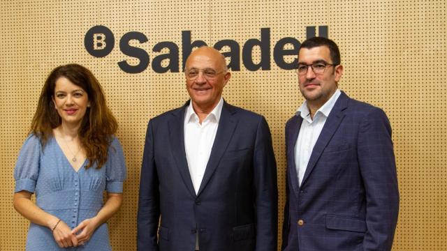Josep Oliu posa junto a los galardonados en los premios de la Fundación Banco Sabadell