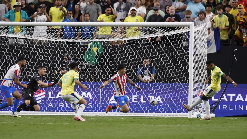 Savinho marca un gol contra Paraguay en la Copa América