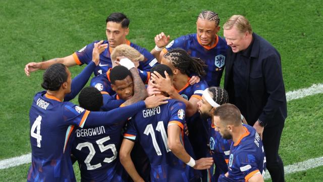 La selección de Países Bajos, dirigida por Ronald Koeman, festeja el pase a los cuartos de final