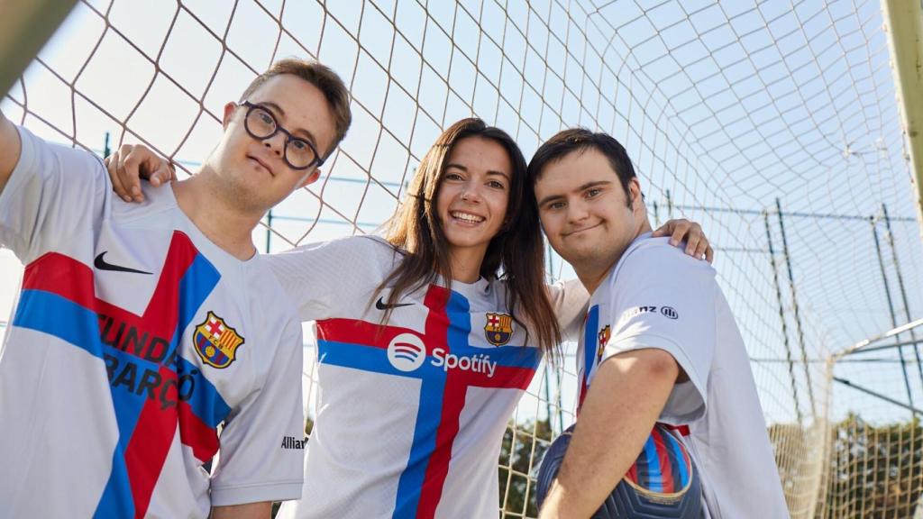 Aitana, junto al equipo Fundació Barça Genuine, luciendo a Allianz en la manga de la camiseta