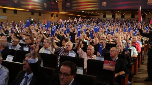Los socios del Barça votan en una Asamblea del club
