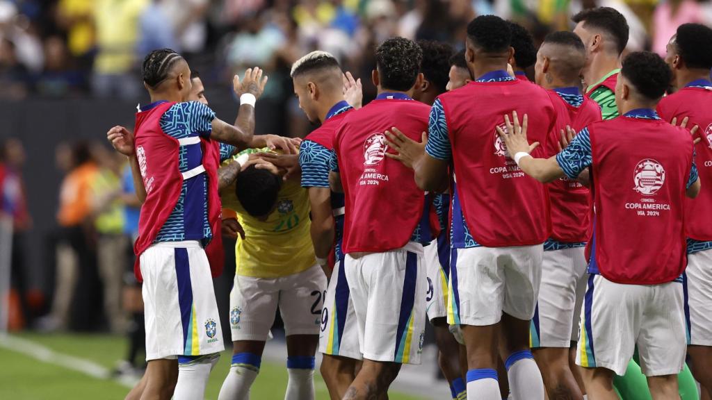 La selección de Brasil festeja un gol anotado en la Copa América