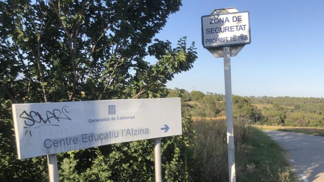 Rótulo que indica la cercanía del centro de justicia juvenil L'Alzina, en Palau-solità i Plegamans
