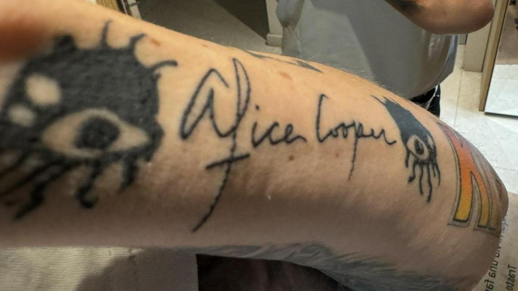 El tatuaje de Miquel Camps con el nombre de Alice Cooper