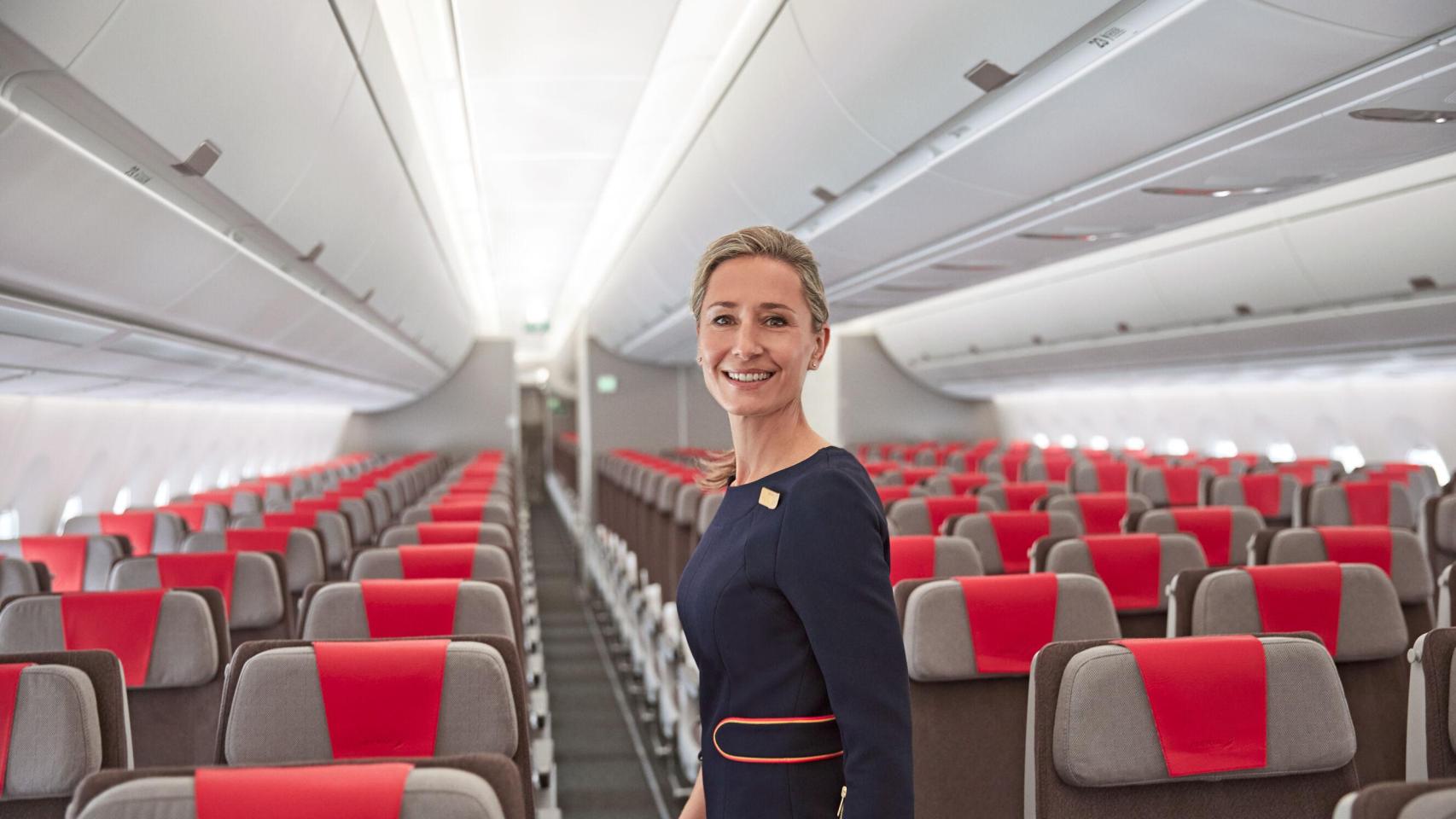 La tripulante de cabina Patricia Pepperell, en la cabina de un avión de Iberia