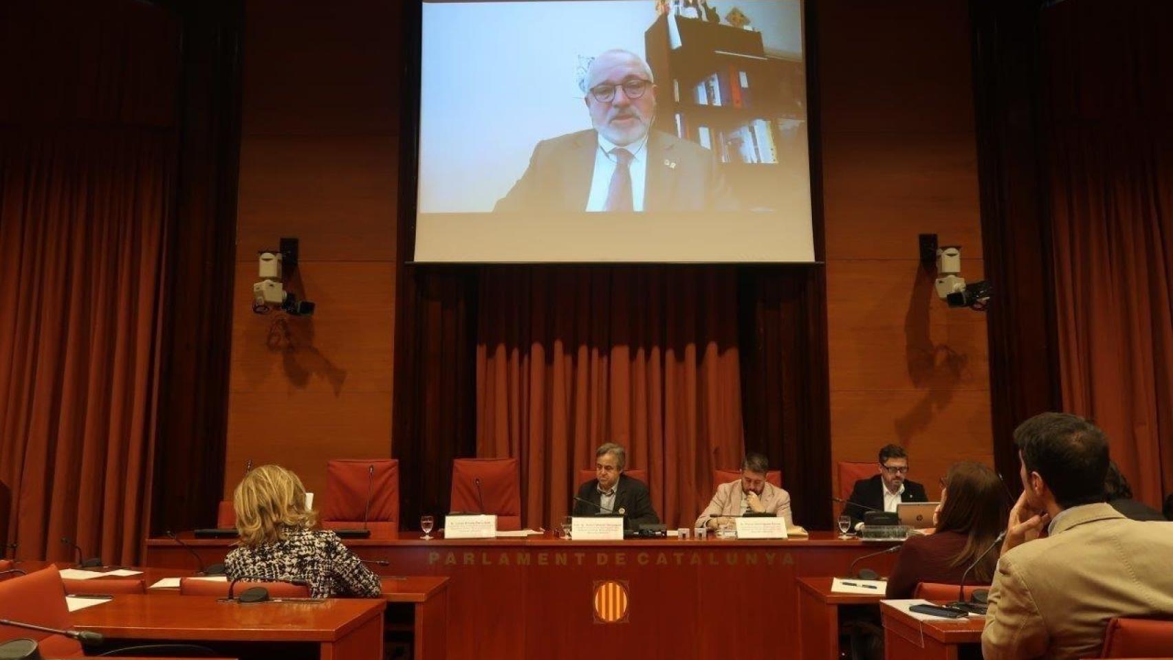 Lluís Puig, conectado vía telemática en la comisión del 155 en el Parlament