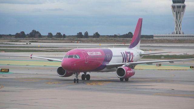 Una aeronave de de Wizzair, durante el taxing en el Aeropuerto de El Prat de Barcelona