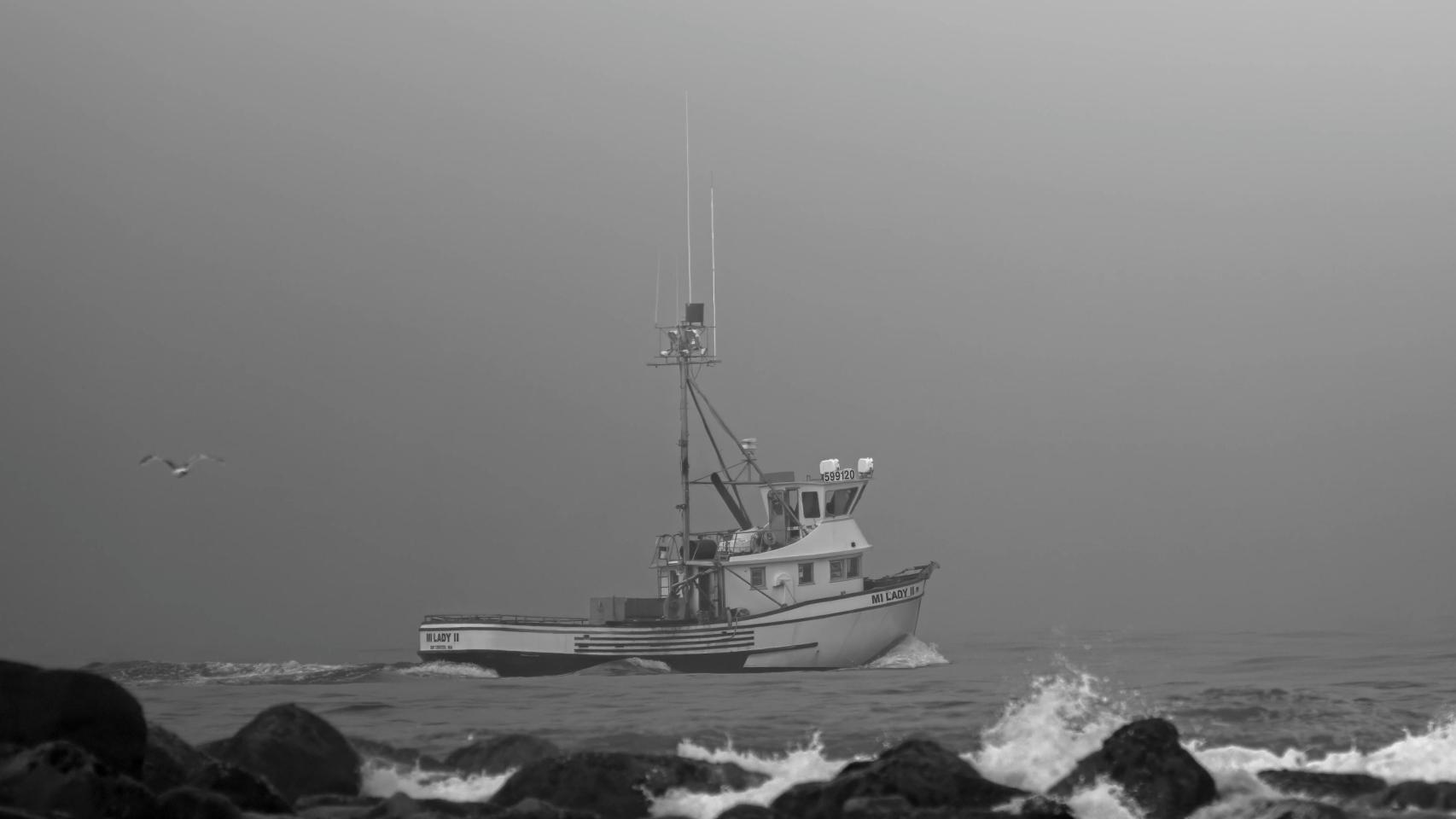 Un barco bajo una tormenta