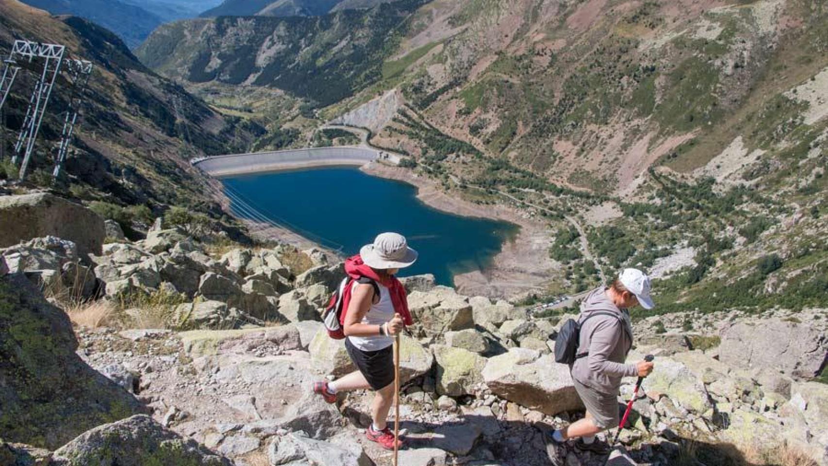 Excursionistas en el Estany Gento