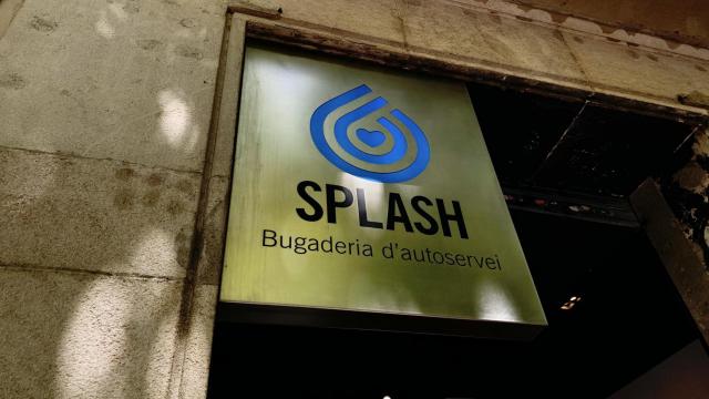 Entrada de la lavandería Splash de Diputación