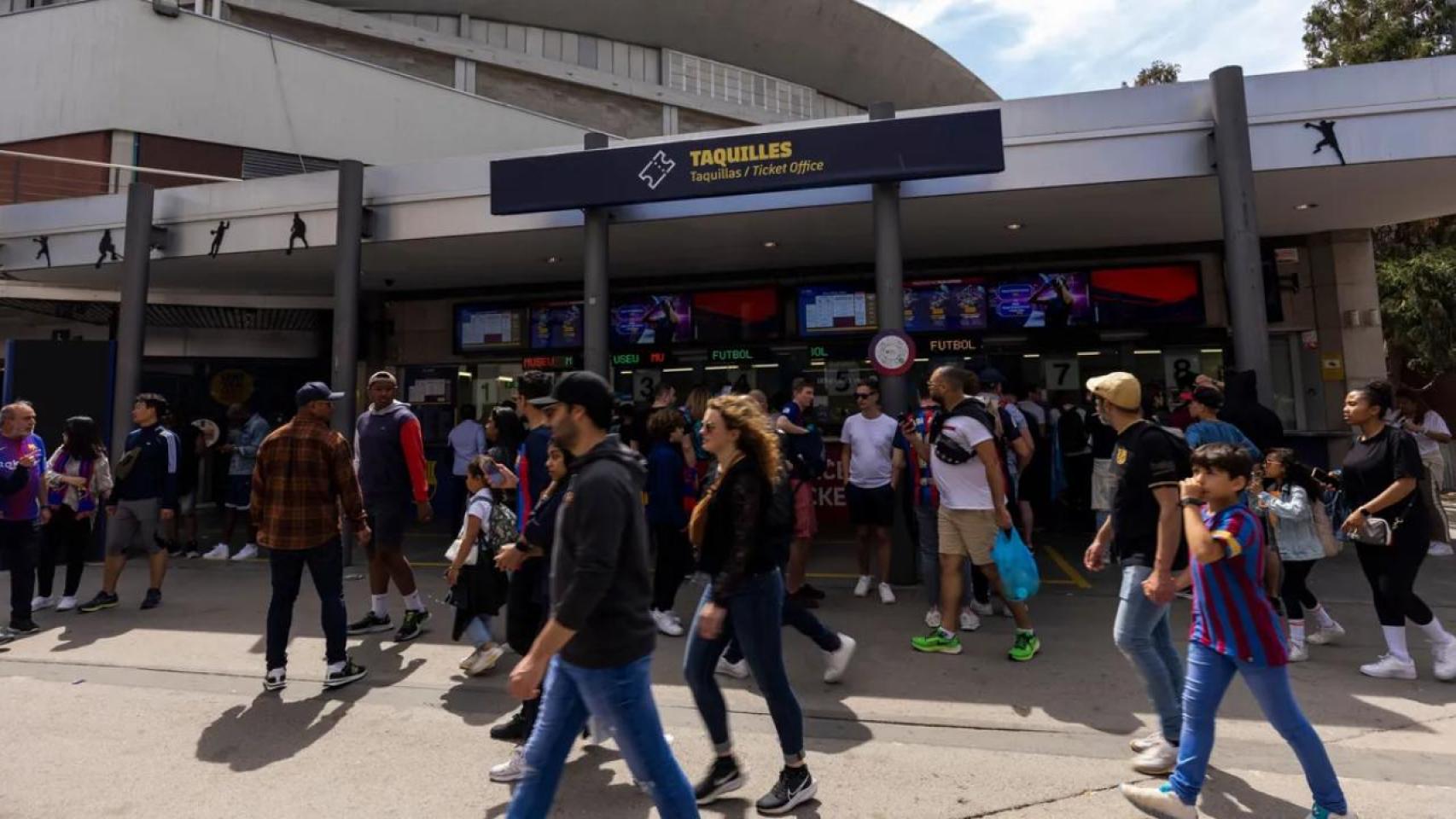 Los aficionados del Barça se dirigen a las taquillas del Camp Nou