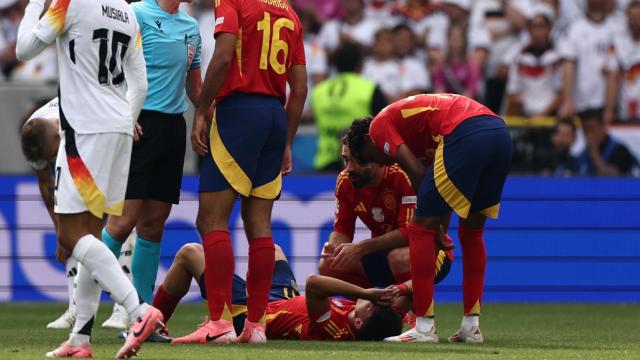 Los jugadores de España, preocupados por la lesión de Pedri