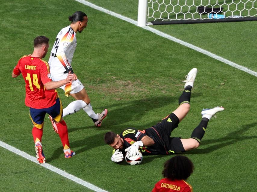 Unai Simón detiene el balón en el partido entre Alemania y España