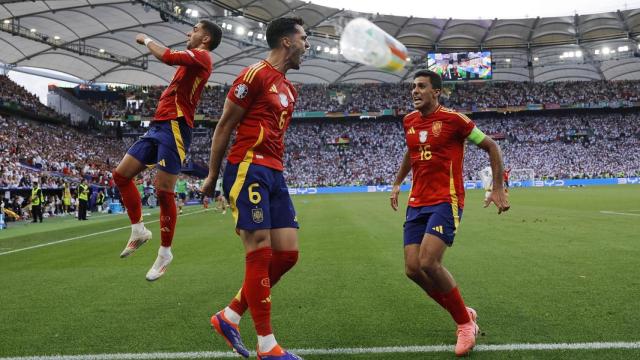 Los jugadores de España celebran el gol de la victoria de Merino