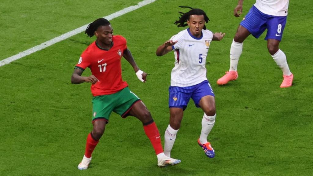 Koundé disputa el balón contra Rafael Leao en el Portugal-Francia