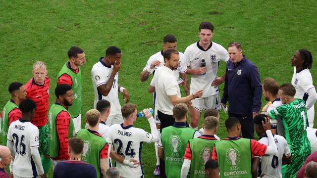 Southgate da indicaciones a sus jugadores en los octavos de final de la Eurocopa