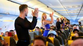 El grupo de El Lío Ibiza sorprendió a los pasajeros con un divertido flashmob