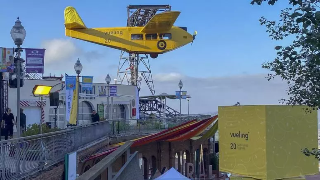 El avion del Tibidabo luce los colores corporativos de Vueling