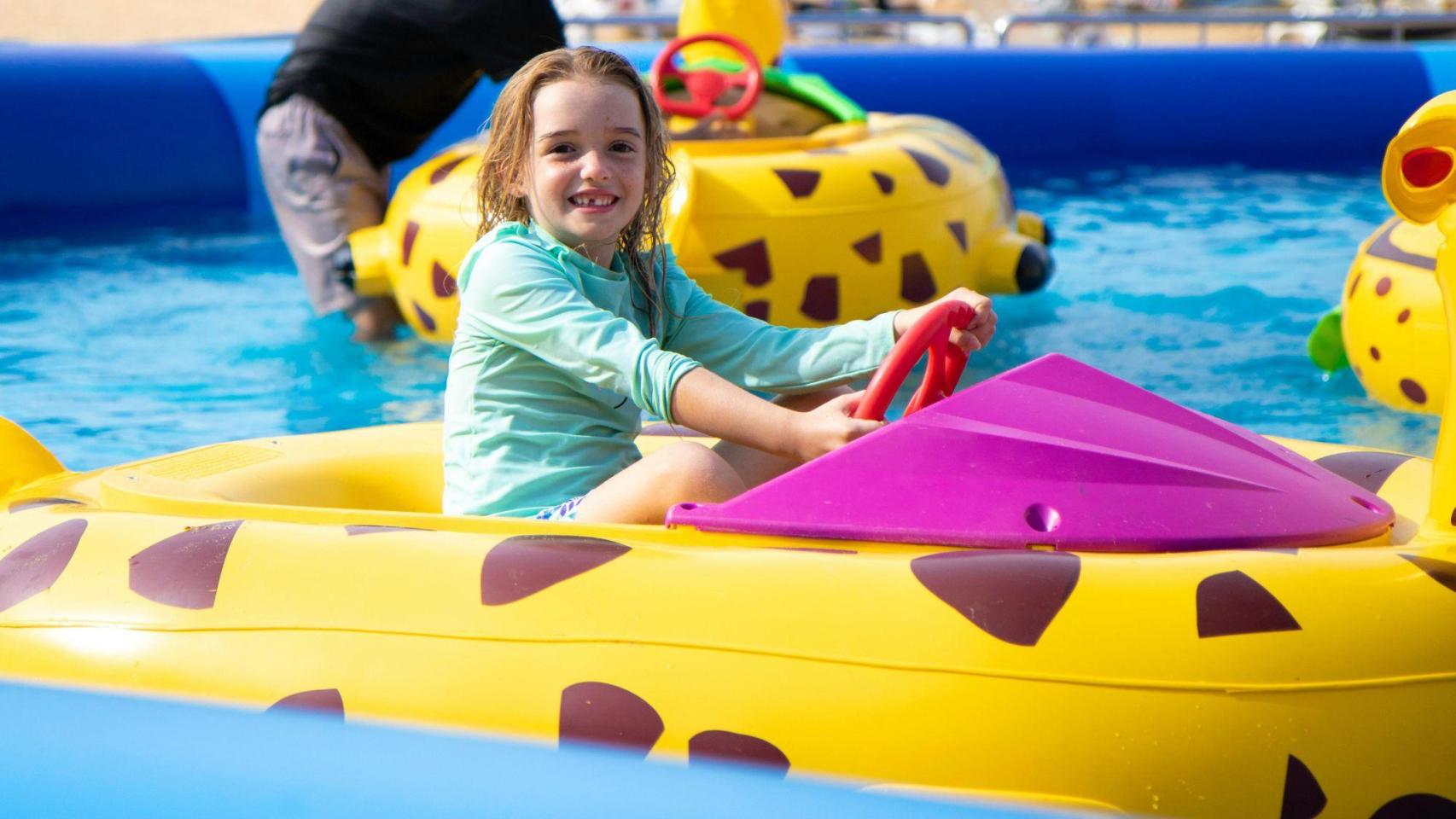 Una niña feliz en un parque acuático | PEXELS