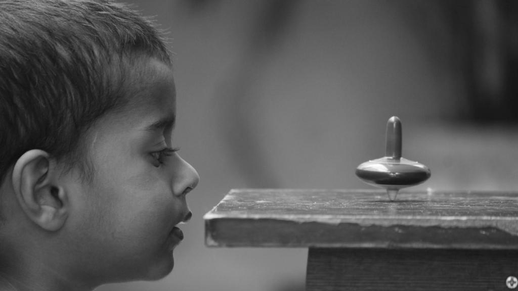 Un niño observa un juguete