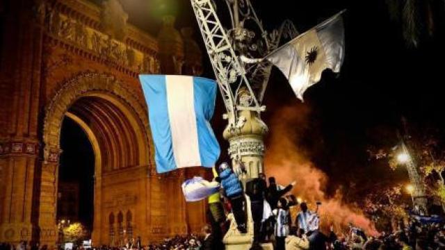 La comunidad argentina celebrando el Mundial de Fútbol en Barcelona