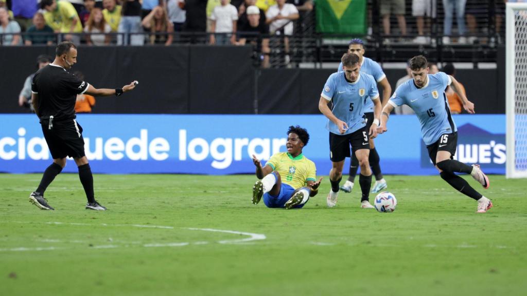 Endrick protesta una falta en el Uruguay-Brasil