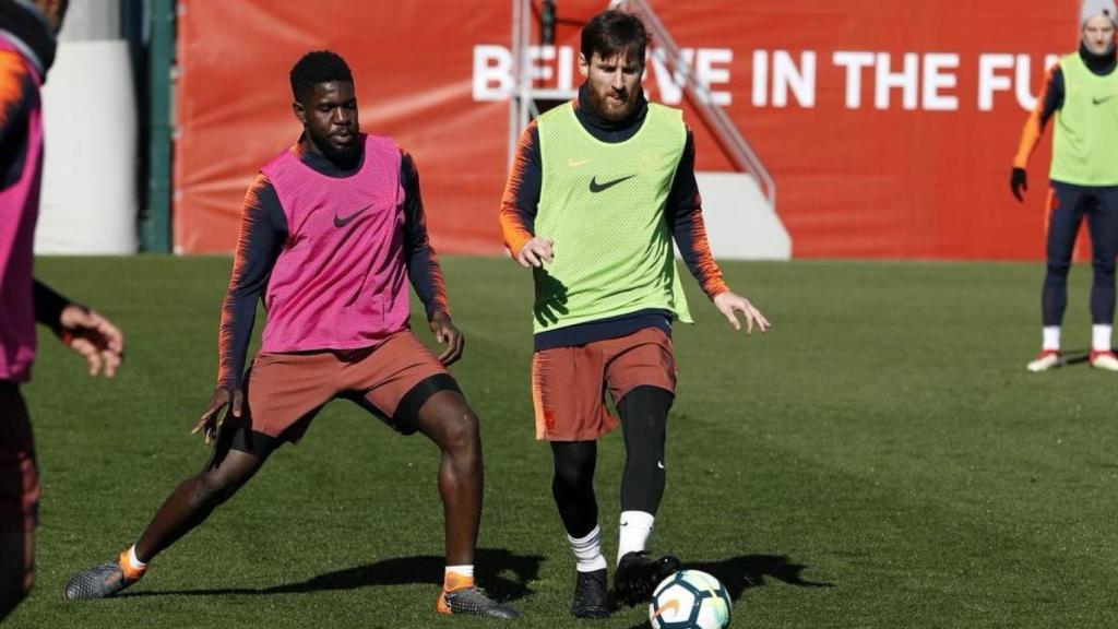 Samuel Umtiti presiona a Leo Messi en un entrenamiento del Barça