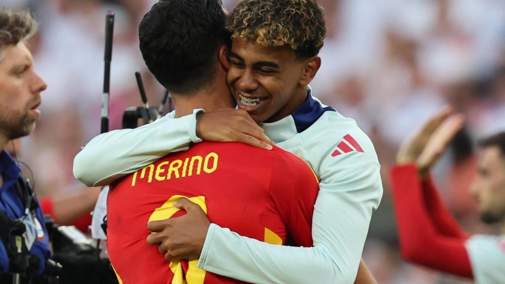 Mikel Merino se abraza con Lamine Yamal tras vencer a Alemania en la Eurocopa