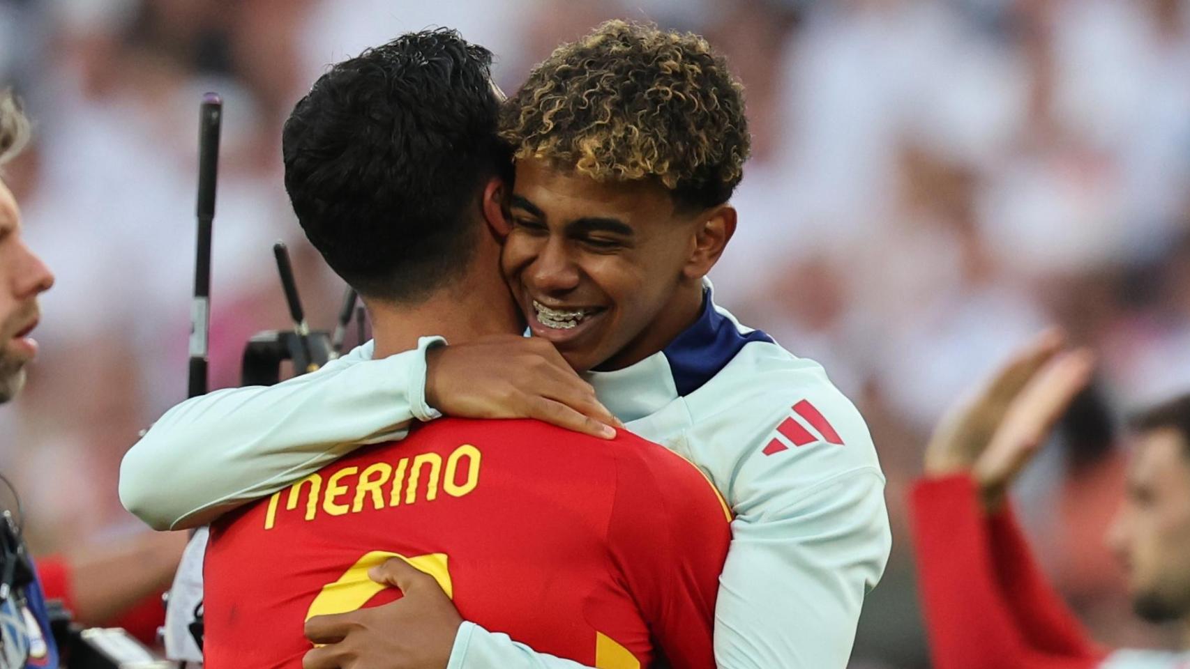 Mikel Merino se abraza con Lamine Yamal tras vencer a Alemania en la Eurocopa