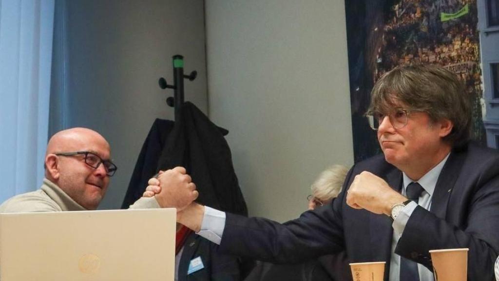 Gonzalo Boye (i) y Carles Puigdemont (d) se dan la mano