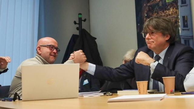 Gonzalo Boye y Carles Puigdemont se dan la mano