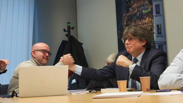 Gonzalo Boye (i) y Carles Puigdemont (d) se dan la mano