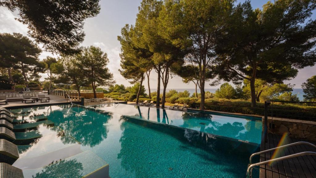 Hamacas de agua en la piscina del Beach Club de Tarragona